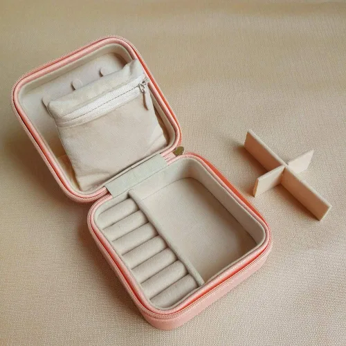 Vista 4 de HerFav Organizador de joyas de viaje, pequeño joyero, mini joyero portátil para anillos, aretes y collares para mujeres y niñas (rosa)