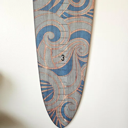Vista 4 de HEADWATERS STUDIO Medidor de Crecimiento de Tabla de Surf de Madera para Decoración de Pared - Decoración de Pared de Tabla de Surf para Cuarto