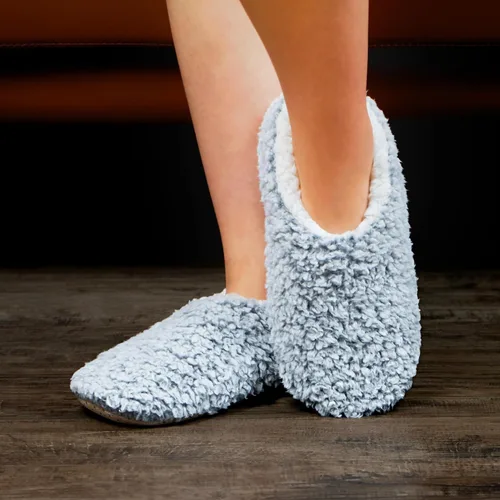 Vista 2 de Paquete de 2 pantuflas de casa suaves y peludas para mujer en interiores, cálidas suelas antideslizantes de sherpa, zapatos de calcetín mullidos
