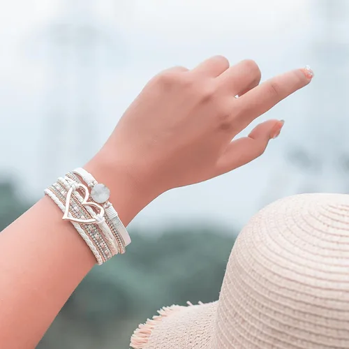 Vista 3 de FANCY SHINY Pulseras de cuero con forma de corazón, apilables, bohemias, pulseras de diamantes de imitación de resina de moda con cierre magnético