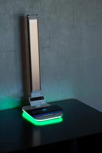 Vista 2 de Lámpara de escritorio con luz de acento RGB, cargador inalámbrico, puerto USB, controles de luz regulables (oro rosa)