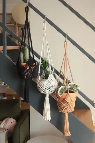 Vista 4 de Maceta Colgante con Patrones, Juego de 4 Colgadores de Macramé para Plantas de Interior, para Macetas de hasta 8 Pulgadas, Soporte de Ganchillo Boho