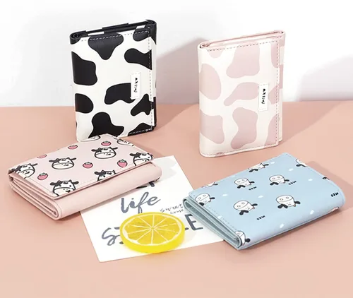 Vista 7 de MOZXIRZ Cartera de piel sintética para mujeres y niñas con estampado de vaca de tres pliegues delgada y corta con diseño de caricaturas triple