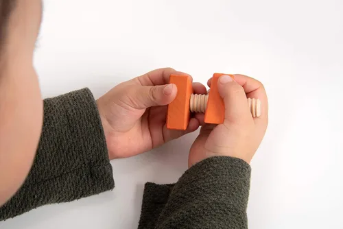 Vista 14 de tickit Juego de 14 tuercas y pernos de madera arcoíris, formas y colores a juego