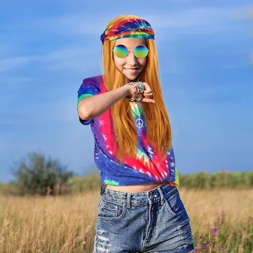 Vista 7 de El disfraz hippie de 5 piezas incluye una camiseta colorida de teñido anudado, peluca marrón dorado, collar de signo de la paz, diadema y lentes