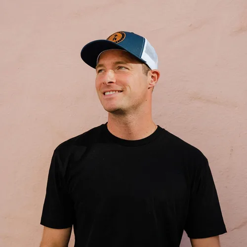 Vista 5 de Everyday California 'Marlin' Snapback Surf Hat - Gorra estilo béisbol con parche de cuero vegano