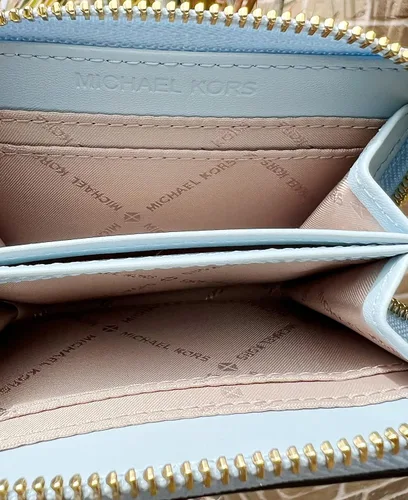Vista 4 de Michael Kors Jet Set - Estuche de viaje con cremallera media alrededor MK Pale Ocean Blue Multi Azul Patchwork Cartera con cremallera