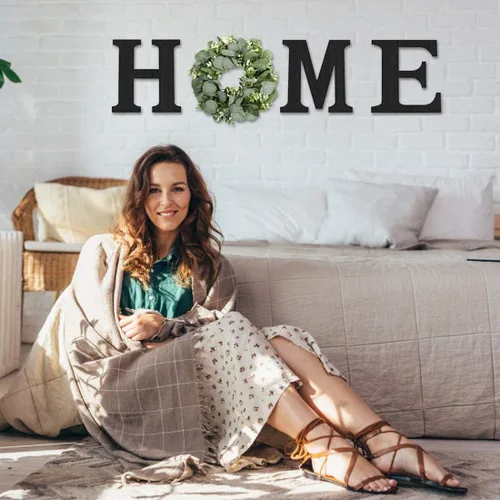 Vista 3 de Cartel colgante de madera con letras en inglés «HOME» (Hogar) con corona de eucalipto artificial para la letra «O», decoración de pared estilo Negro