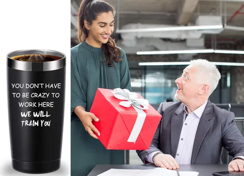 Vista 6 de momocici Vaso de 20 onzas con texto en inglés «You Dont Have To Be Crazy To Work Here». Divertidos regalos de oficina para empleados, jefes