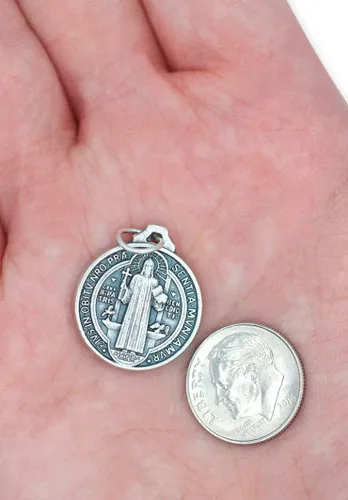 Vista 7 de Caritas et Fides Paquete de 10 colgantes de medalla de San Benito 34 pulgadas redondas de plata oxidadas de San Benito para collar medallas