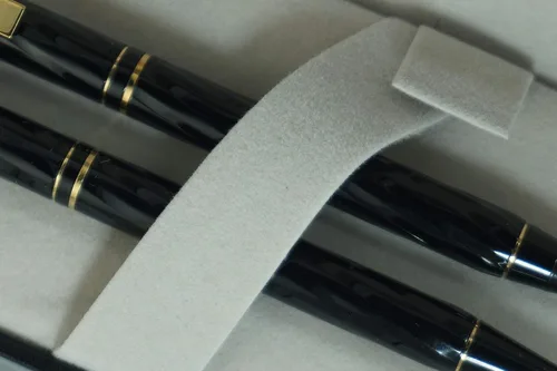 Vista 6 de Sheaffer Hecho en los Estados Unidos Signature Targa Spiral Black Lacquer Barrel con anillos de oro Signature Targa Center y bolígrafo de oro de 22