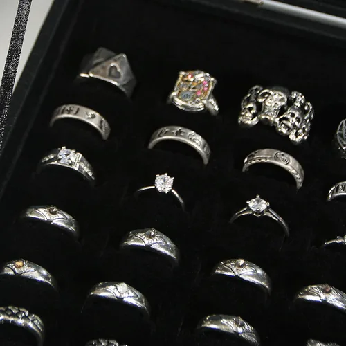 Vista 5 de Coward Joyero organizador de anillos, caja de terciopelo negro con 100 ranuras para anillo, bandeja de exhibición con tapa de vidrio transparente