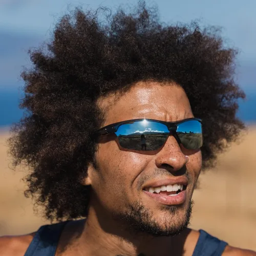 Vista 3 de Lentes de sol deportivos intensos para hombres y mujeres, ideales para golf, correr y tenis. Lentes ventilados que evitan el empañamiento