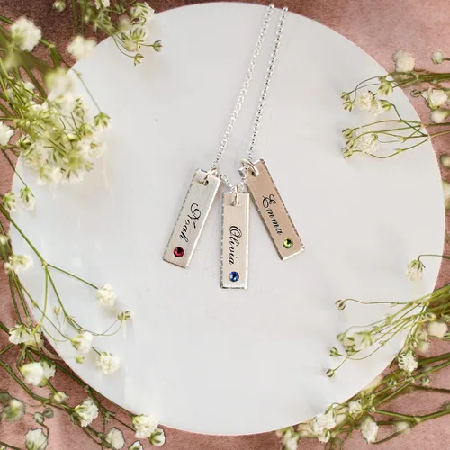 Vista 4 de Unity in Three - Collar personalizado con dije de Swarovski. Colgantes personalizados con nombres de tu elección. Elige hasta 3 piedras natales