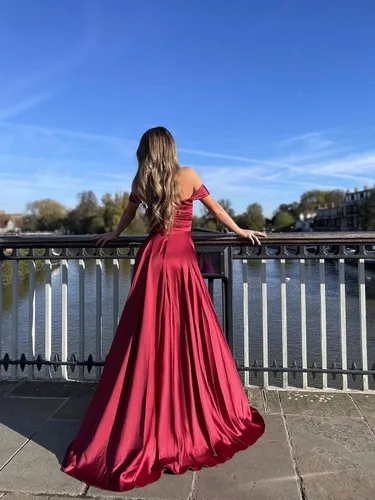 Vista 2 de Mouccy Vestidos de graduación de satén con hombros descubiertos para mujer, con abertura, vestido largo formal con bolsillos, XF010