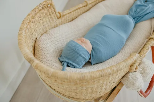Vista 23 de Copper Pearl Gorro de bebé con nudo superior elástico suave Dolce