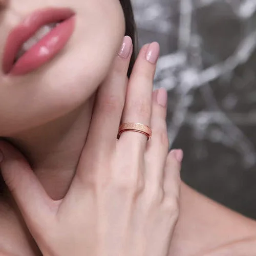 Vista 4 de Anillo giratorio para mujer y hombre, anillo fidget de moda de acero inoxidable para la ansiedad, acabado con chorro arena, 6 mm 8mm