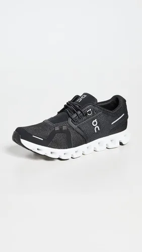 Vista 4 de ON Cloud 5 - Tenis para mujer, Negro/Blanco