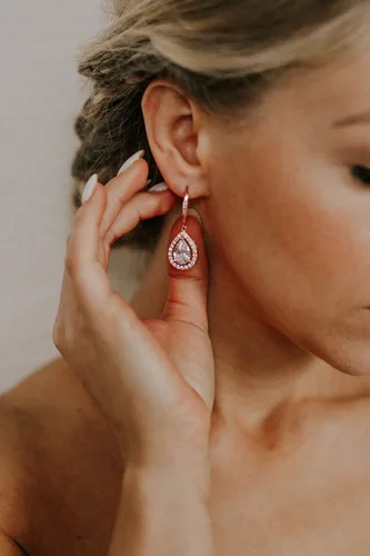Vista 3 de SWEETV Pendientes de boda de lágrima para novias, damas de honor, aretes colgantes de circonita cúbica para graduación, fiesta, ocasión formal