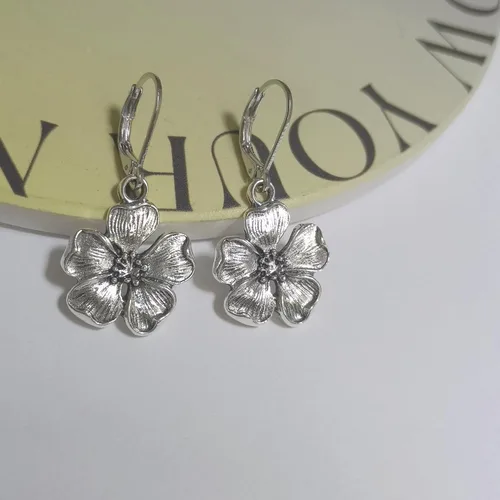 Vista 6 de Aretes colgantes de flores para mujer, aretes colgantes florales vintage de plata, estilo bohemio chic, hipoalergénicos, aretes colgantes de gota