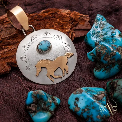 Vista 4 de $215Tag Caballo 12ktGF Plata Certificado Muy Navajo Nativo Turquesa Colgante 24510-1 Hecho por Loma Siiva, Metal Piedra, Turquesa