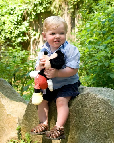 Vista 6 de Kids Preferred Juguete de peluche de Mickey Mouse para bebé, 14 pulgadas (paquete de 1)