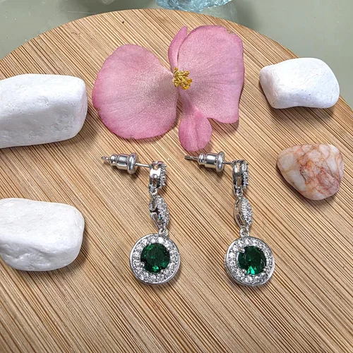 Vista 11 de Crystalline Azuria Aretes colgantes con cristales redondos de circonita chapada en oro blanco de 18 quilates para mujer