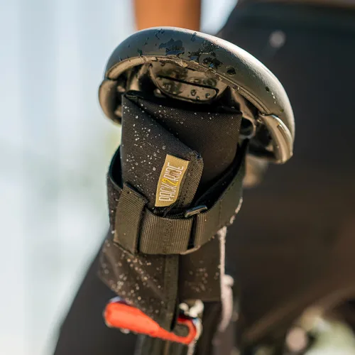 Vista 6 de PACK2RIDE Blossom Bolsa de Sillín Enrollable para Bicicleta - Portakit de Herramientas para Bicicleta - Resistente al Agua y Duradera en Tela