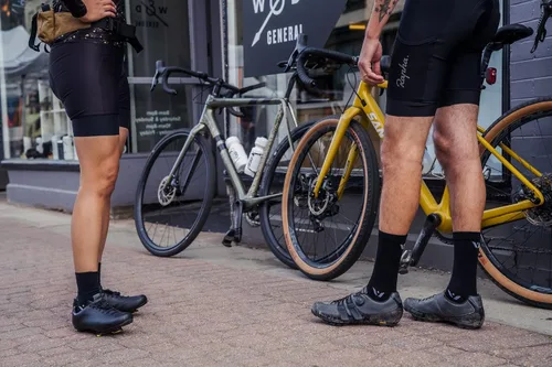 Vista 5 de Swiftwick - Calcetines ASPIRE TWO para correr y ciclismo, ligeros, ajuste de compresión