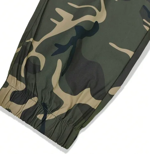 Vista 6 de OYOANGLE Pantalones cargo con estampado de camuflaje y cordón en la cintura con bolsillo y solapa para hombre