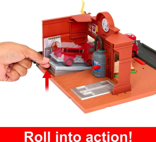 Vista 3 de Mattel Disney y Pixar Cars On The Road Toys, Red 's Fire Station Playset con camión de bomberos fundido a presión y acción activada por niños