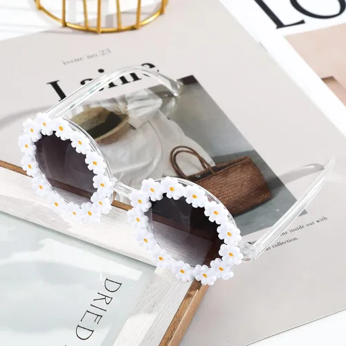 Vista 6 de AWAYTR Juego de 3 piezas de disfraz hippie para mujer, diadema de flores bohemias de los años 70, collar dorado con signo de la paz, lentes de sol