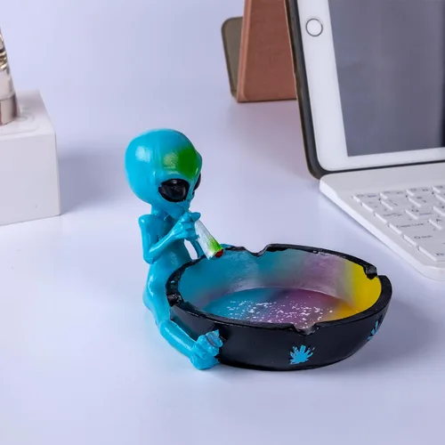 Vista 2 de Cenicero para Exterior, Cenicero Fresco para Cigarrillos, Cenicero de Fantasía Alien para Decoración de Oficina en Casa, Regalo Ornamental