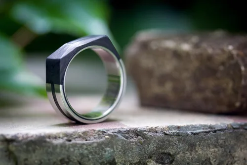 Vista 4 de Men's titanium and carbon fiber ring. Faceted design black wedding band. Water resistant, very durable and hypoallergenic.(00329_7N)