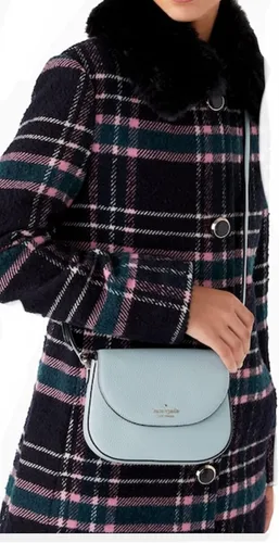 Vista 4 de Kate Spade New York Bolso bandolera Leila Mini solapa de cuero Curran Roja