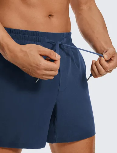 Vista 3 de CRZ YOGA Pantalones cortos de entrenamiento sin forro para hombre de 5 pulgadas, ligeros, de secado rápido, para correr, deportes, atletismo