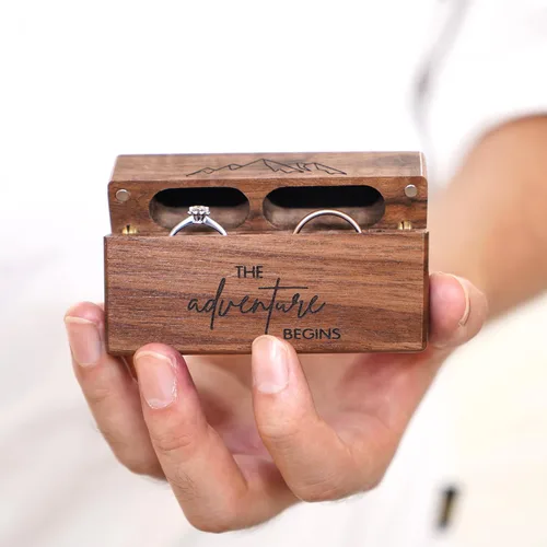 Vista 6 de Tinnberlohas Caja de madera para anillos Caja de anillo doble delgada grabada para ceremonia de boda, propuesta de compromiso, ideas de regalo