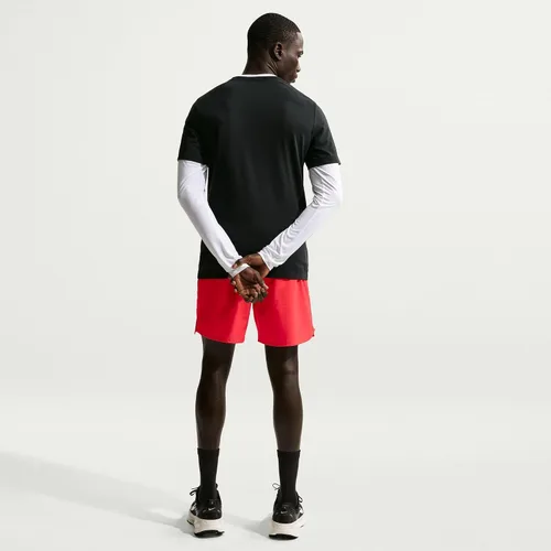 Vista 2 de Nike Men's Challenger Dri-Fit 7" Brief-Lined Running Shorts Carmesí claro/Carmesí claro/Plata reflectante