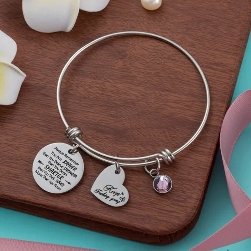 Vista 4 de Birthstone Always Remember You Are Braver Than You Believe, regalos inspiradores, pulseras con dijes de feminismo para mujer, Metal