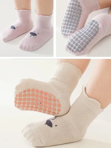 Vista 7 de Calcetines antideslizantes para bebés y niños pequeños con agarres, calcetines de dibujos animados para niñas y niños recién nacidos, 5 pares