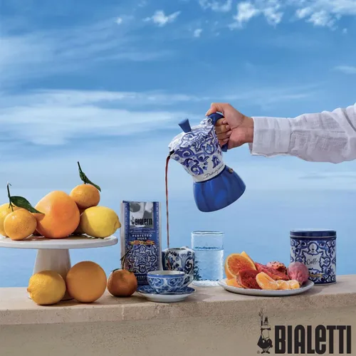 Vista 5 de Bialetti Dolce & Gabbana Mocinduction Blue Mediterraneo 6 tazas de inducción y fuego abierto (máquina de café, café expreso)
