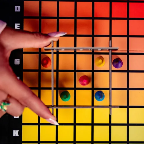 Vista 10 de HUES and CUES Juego de adivinanzas de colores vibrantes, perfecto para la noche de juegos en familia Conecta pistas y colores 480 cuadrados