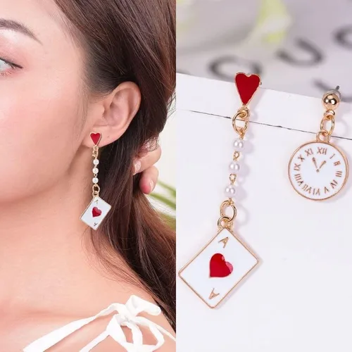 Vista 2 de Pendientes de reina de corazón rojo con corazón para mujeres y niñas, aretes colgantes de póquer asimétricos de reloj largo para póquer y accesorios