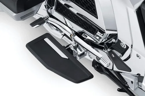 Vista 2 de Kuryakyn 6752 Componente de control de pie de motocicleta: Kit Omni Driver Floorboard para motocicletas Honda Gold Wing 2018-20 con transmisión