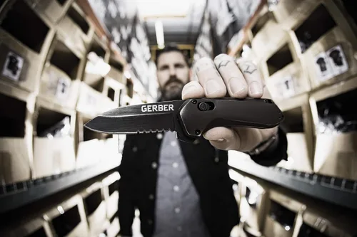 Vista 3 de Gerber Gear Highbrow - Navaja de bolsillo compacta con apertura asistida, hoja de borde dentado, color negro
