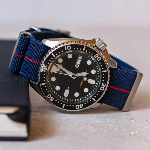 Vista 4 de Benchmark Basics Correa elástica de reloj Correa de reloj de nailon paracaídas de una pieza estilo militar para hombres y mujeres Elección