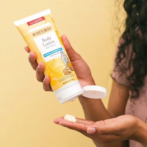 Vista 4 de Burt's Bees Loción corporal para piel normal a seca con leche y miel, 6 onzas (el paquete puede variar)