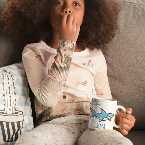 Vista 2 de Be Burgundy Taza de café personalizada con nombre de tiburón bebé – 11 oz – Tazas familiares de tiburones con opción de posavasos a juego, Baby