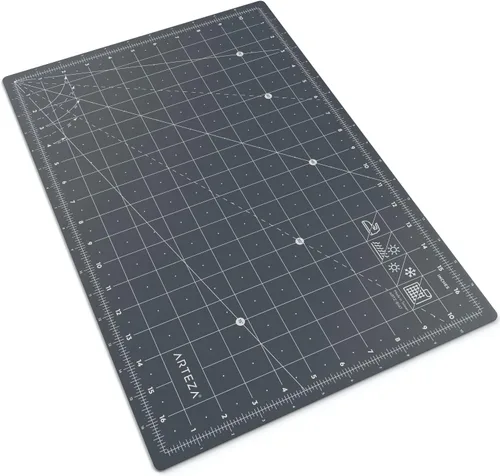 Vista 3 de Arteza Tapete de corte rotativo autorreparable, 12" x 18" (30.5cm x 45.7cm) con cuadrícula y superficie antideslizante para tela, papel, vinilo