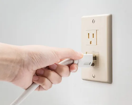 Vista 2 de Safety Innovations - Juego de 6 fundas de enchufe de cierre automático (2 tornillos), una alternativa a los enchufes de pared para enchufes a prueba